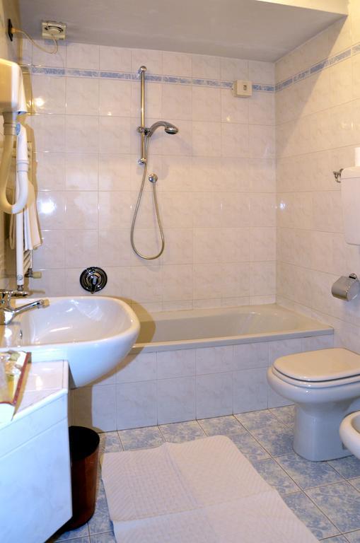 Hotel Cervo ボルミオ 部屋 写真